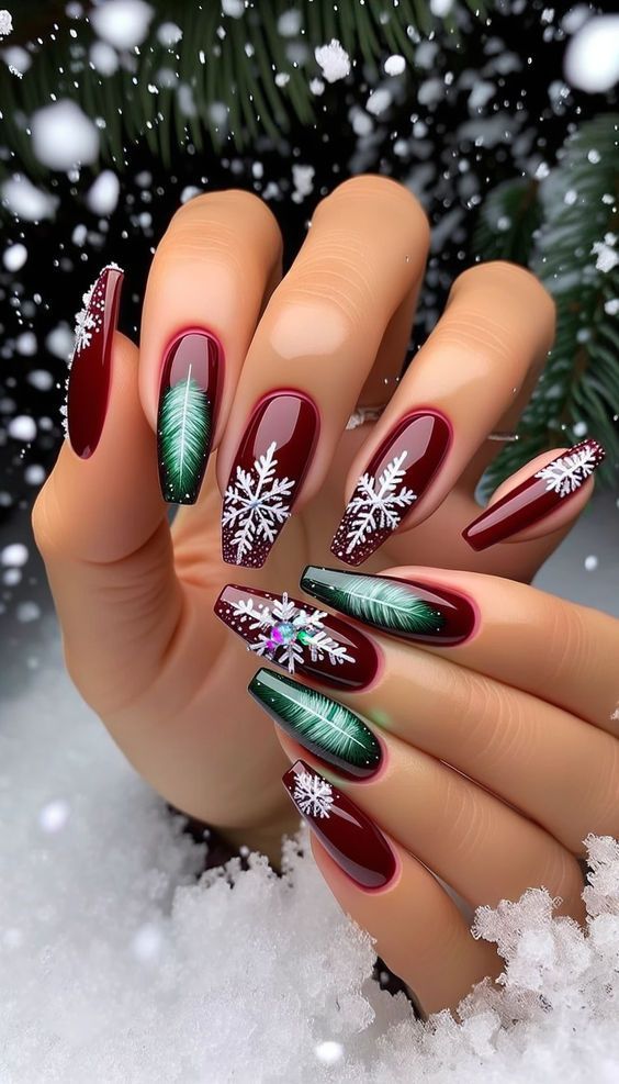Idée d'ongles de Noël 2025 longs avec dégradé vert et bordeaux et flocons