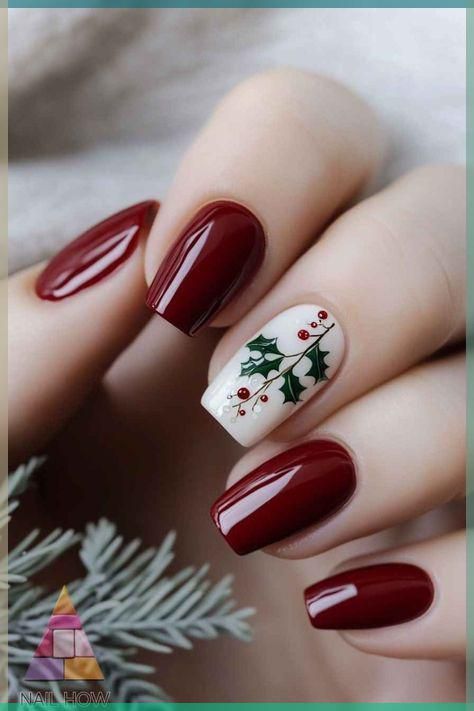 Ongles rouge bordeaux de Noël avec accent nail motif houx