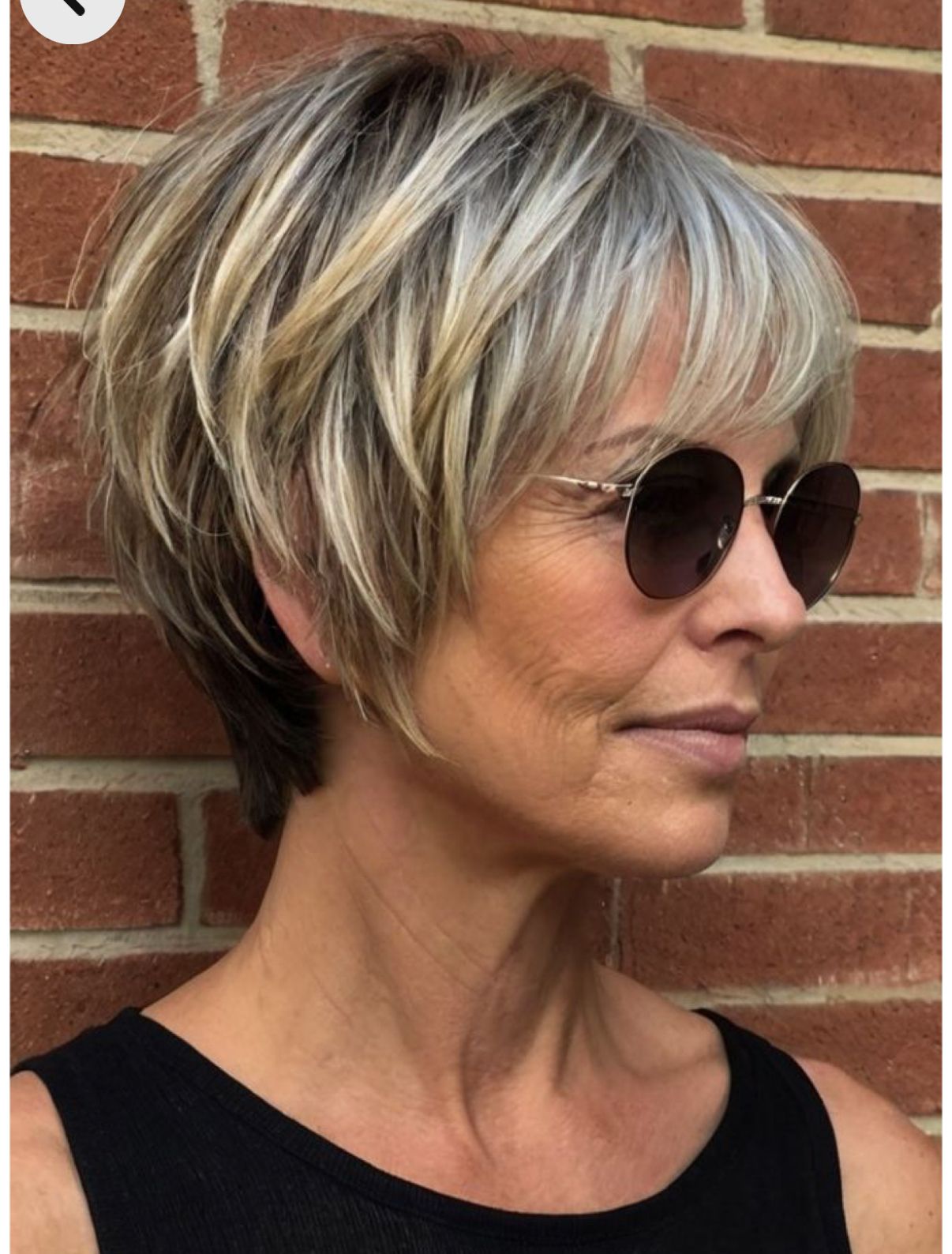 Femme élégante avec un carré court plongeant blond pour femme de 50 ans